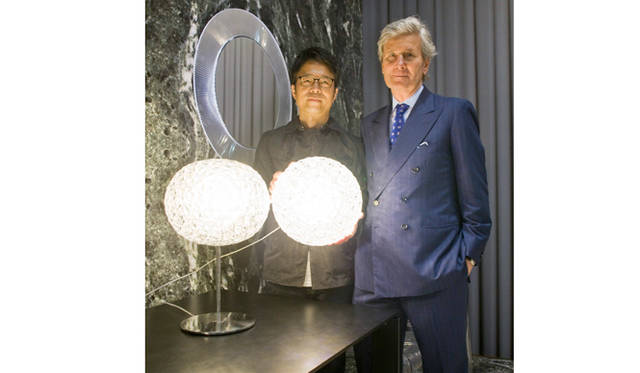 ランプ「PLANET（プラネット）」by Tokujin Yoshioka<br> デザイナーの吉岡徳人氏とカルテルのClaudio Luti（クラウディオ・ルティ）社長
