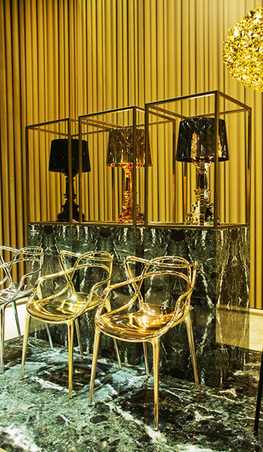 チェア「MASTERS」by Philippe Starck with Eugeni Quitllet、ランプ「BOURGIE」by Ferruccio Laviani