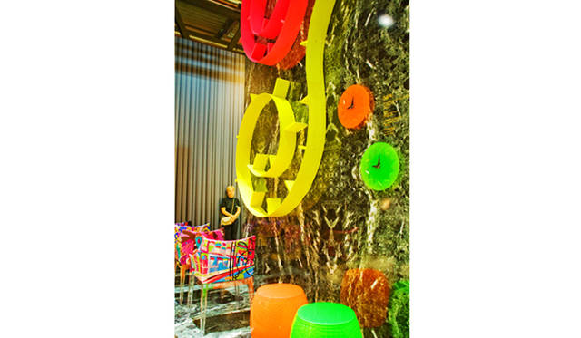 ブックシェルフ「POPWORM」by Ron Arad、チェア「MADAME – World of Emilio Pucci edition 」by Philip Stark、時計「CRYSTAL PALACE」by Alessandro Mendini、スツール「ROY」by Alessandro Mendini<br>フィリップ・スタルク氏デザインの「MADAME – World of Emilio Pucci edition」は、パリ、ローマ、ニューヨーク、上海の都市に着想を得た４種のカラー・テキスタイルを使ったチェアだ