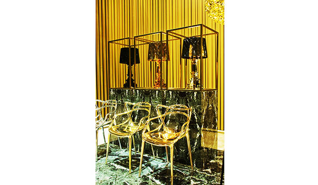 チェア「MASTERS」by Philippe Starck with Eugeni Quitllet、ランプ「BOURGIE」by Ferruccio Laviani