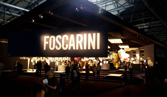 フォスカリーニの劇場型の巨大ブースには、吸い込まれるように多くのゲストが訪れた。ユーロルーチェでもっともにぎわいを見せたブランドのひとつだ