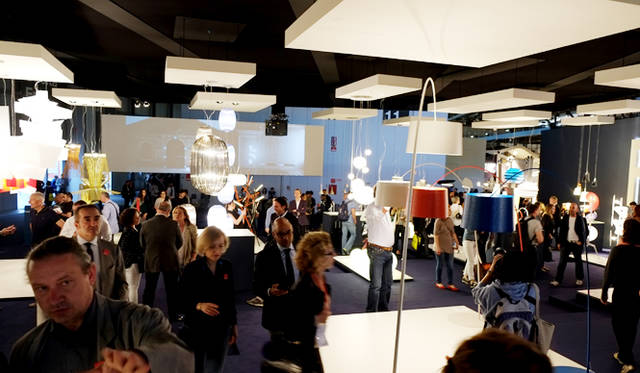 フォスカリーニの展示ブースは、つねに人が溢れていた