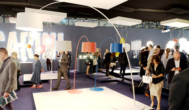 フロアスタンドのマスターピースと化した「Twiggy（ツイギー）」には、巨大スケールのビッグサイズバージョンが登場した