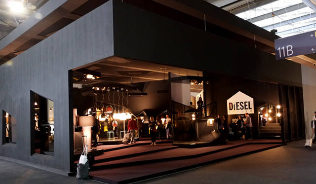 フォスカリーニとのコラボレーションも広く認知されるようになってきたディーゼルの展示ブース