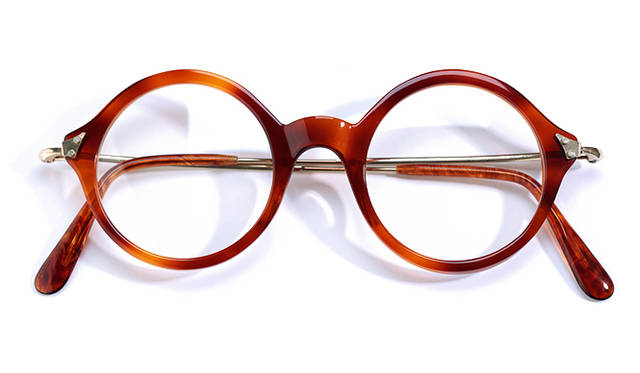 <strong>06 Savile Row｜サヴィル ロウ</strong><br/>ショーン・コネリーやエリック・クラプトンといった著名人が愛用したことでも知られる「サヴィル ロウ」は、ロンドンの老舗の眼鏡工房「アルガ ワークス」のブランド。セルフレームにメタルのテンプルを組み合わせた「NORFOLK」は、オールハンドメイドで生産されている。イギリス製。4万3200円（ブリンク Tel. 03-5775-7525）