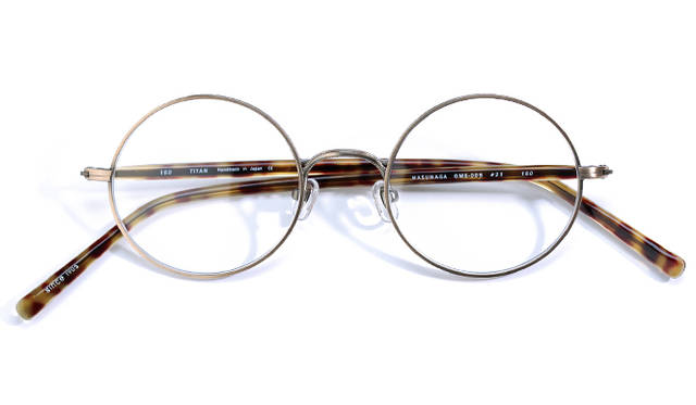 <strong>04 Masunaga G.M.S.｜マスナガ ジーエムエス</strong><br/>現存する最古の日本の眼鏡メーカー「増永眼鏡」は1905年に創業。そのなかでもクラシックに忠実な製作をおこなっているラインが「マスナガ ジーエムエス」だ。ブランドのルーツである丸眼鏡をデザインのベースとした「GMS 005」は、マットな質感のチタンと鼈甲柄のアセテートのテンプルを組み合わせた一本。日本製。3万9960円（MASUNAGA1905 Tel. 03-3403-1905）