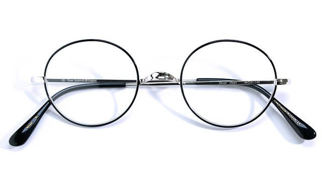 <strong>07 Oliver Goldsmith｜オリバー ゴールドスミス</strong><br/>1926年に創業したイギリスの老舗「オリバー ゴールドスミス」は、90年代に一度休止した後、2005年にブランドを再開。写真は真円に近い卵型のシェイプを描くモデル「Oliver Oban」。フレームが黒でテンプルがシルバーのコンビネーションで、取り入れやすい眼鏡に仕上がっている。日本製。3万1320円（コンティニュエ Tel. 03-3792-8978）