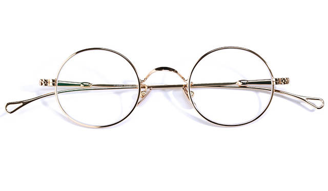 <strong>02 Lunor｜ルノア</strong><br/>1991年に設立されたドイツのブランド「ルノア」。社長のゲルノット・リンドナーは、世界的に有名なアンティーク眼鏡のコレクターであり、歴史ある眼鏡メーカー「アメリカン・オプティカル」でエンジニアとして働いていた。アンティーク調のシリーズ「Lounor V」のモデル「110」は、流れるようなラインを描く極細のフレームが美しい。ドイツ製。5万8320円（グローブスペックス エージェント Tel. 03-5459-8326）