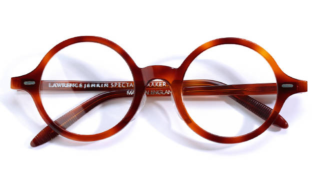 <strong>01 Lawrence Jenkin Spectacle Maker｜ローレンス ジェンキン スペクタクル メーカー</strong><br/>「ローレンス ジェンキン スペクタクル メーカー」は、イギリスを代表するブランドだった「アングロ アメリカン アイウェア」のデザイナー、ローレンス・ジェンキンが2014年にスタート。写真は、飴色のやや大きめのセルフレームが印象的なモデル「Round Demi Blonde」。イギリス製。4万5360円（ブリンク Tel. 03-5775-7525）