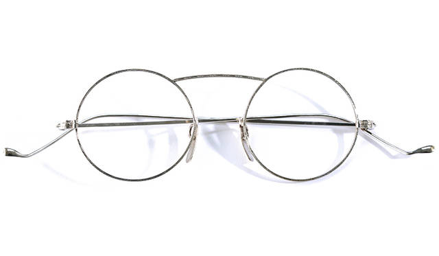 <strong>1920’s Art Craft Optical Co｜アートクラフト・オプティカル</strong><br/>「アートクラフト・オプティカル」社は、1918年にニューヨークのダウンタウン、Rochesterで設立された眼鏡メーカー。手作りで生まれるメガネフレームは当時の他社製品と比較しても高級品の部類とみなされていた。ヴィンテージ・アイウェアのコレクターのあいだでも人気の高いブランドで、クオリティのみならず、そのデザイン性も特筆すべき逸品。価格は問合せ （ソラックザーデ Tel. 03-3478-3345）