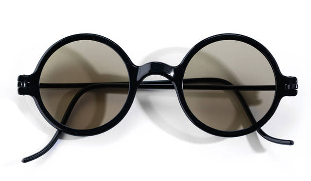 <strong>1900’s Vintage｜ヴィンテージ</strong><br/>真円のレンズをはめた丸眼鏡のことを、俗に「ロイド眼鏡」という。その由来は、1920年代にアメリカで登場し、一世を風靡した喜劇役者のハロルド・ロイドだ。こちらは、レンズに色は入っているが、1900年代に制作された本人が着用したモデルと同型の眼鏡。それまでスチール、14Kゴールドやシルバーもしくは金張りなど、メタルのフレームしかなかった時代に、革新的な新素材、新技術によって登場した最初期のプラスチックフレームでもある。価格は問合せ（ソラックザーデ Tel. 03-3478-3345）