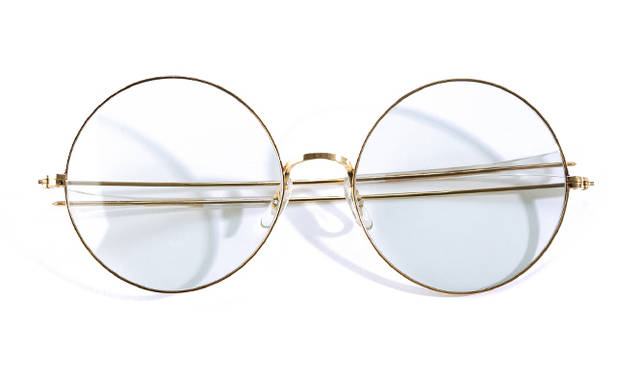 <strong>1960’s Bausche & Lomb｜ボシュロム</strong><br/>「ボシュロム」は、「American Optical（アメリカン・オプティカル）」「SHURON（シュロン）」と並ぶ、米国の老舗眼鏡メーカーのひとつ。のちに「Ray-Ban（レイバン）」を創立したメーカーとしても知られる。こちらのモデルは、ヒッピーカルチャーが隆盛を見せていた1960年代当時に発売されたモデル。デザインとして取り入れられた巨大なレンズが特徴となる。価格は問合せ（ソラックザーデ Tel. 03-3478-3345）