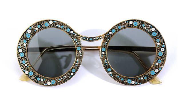 <strong>1960’s 後期 Christian Dior｜クリスチャン・ディオール</strong><br/>1960年代後期、ランウェイにもヒッピームーブメントの波は影響をあたえていた。ベトナム戦争を背景としていた時代、『武器ではなく、花を』というスローガンのもと、ヒッピーたちは反戦運動のモチーフとして、花を用いていた。現在もファッションシーンの最先端をいく「クリスチャン・ディオール」は、アイウェアのデザインにその時代性をしっかりと投影していた。価格は問合せ（ソラックザーデ Tel. 03-3478-3345）