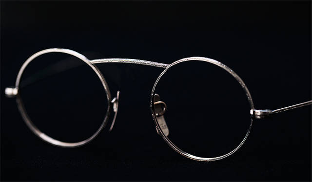 <strong>1920’s Art Craft Optical Co</strong><br/>「ArtCraft Optical Co（アートクラフト・オプティカル）」社は、1918年にニューヨークのダウンタウン、Rochesterで設立された眼鏡メーカー。手作りで生まれるメガネフレームは当時の他者製品と比較しても高級品の部類とみなされていた。ヴィンテージ・アイウェアのコレクターのあいだでも人気の高いブランドで、クオリティのみならず、そのデザイン性も特筆すべき逸品。「1920’s Art Craft Optical Co（USA）」価格は以下問合せ（ソラックザーデ Tel. 03-3478-3345）