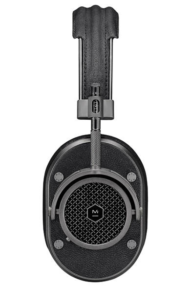 音質面においても優位性をもたらす堅牢なアルミ素材のイヤーカップ。共振を抑え45㎜径のネオジウムドライバーユニットの性能を引き出す。ミュートボタンも付属する