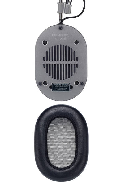 イヤーパッドには長時間のリスニングも快適に楽しめるソフトな触感のラムスキンを採用