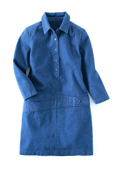 <strong>BAND OF OUTSIDERS｜バンド オフ アウトサイダーズ</strong><br><br> トロンプ・ルイユのベルトをウエストに飾ったバンド オフ アウトサイダーズのデニムワンピース。さりげなく遊び心を添えたシンプルなデザインに、2つのサイドポケットで実用性をプラス。スニーカーやフラットシューズに合わせ、ボーイッシュな着こなしがおすすめ。10万8000円 サザビーリーグ Tel.  03-5412-1937