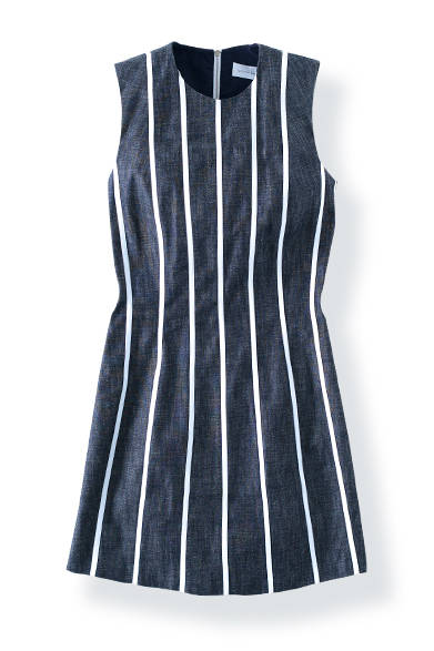 <strong>VICTORIA BECKHAM DENIM｜ヴィクトリア・ベッカム デニム</strong><br><br> ヴィクトリア・ベッカムによるデニムラインのワンピース。白いキャンバス地のラインが大胆にインディゴのデニムにほどこし、モードな雰囲気が楽しめる。ミニ丈とハリのある素材で仕上げたきれいなフォームがヴィクトリア・ベッカムらしい。5万7302円 STYLEBOP.comカスタマーサービス Tel. 03-4578-7972 <br />http://stylebop.com