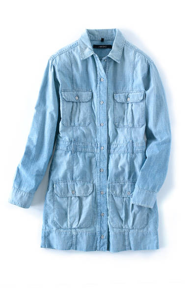 <strong>J BRAND｜ジェイブランド</strong><br><br> ジェイブランドからワークスタイルのワンピースが登場。薄めのデニム地を採用し、フロントに配置した4つのフラップポケットが実用な特徴に。また、裾までボタンつきのデザインとなり、アウターとしても着こなせる2WAY仕様のがうれしい。3万1320円 ワグ インク Tel. 03-5791-1501