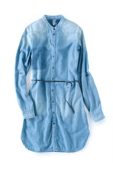 <strong>G-star Raw｜ジースター・ロウ</strong><br><br> 一枚の生地にインディゴのさまざまな表情をグラデーションで演出し、デニム素材の魅力を存分に発揮したジースター・ロウのシャツワンピース。右の胸元はウォッシュ加工でポケットの跡を残している。ウエストをマークにした細めのベルトがシルエットを引き締める。1万7280円 G-star International Tel.  03-5765-3301