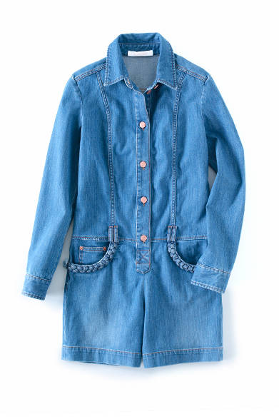 <strong>SeeByChloé｜シーバイクロエ</strong><br><br>シーバイクロエのジャンプスーツはガーリーな雰囲気が持ち味。前立てはピンクゴールドの金属ボタンを飾り、3つ編み飾りをポケットの縁にあしらって、どこかなつかしさを感じさせる一着。4万5360円 クロエ インフォメーションデスク Tel. 03-4335-1750