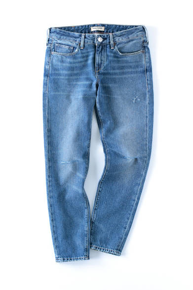 <strong>Levi’s® Made & Crafted™｜リーバイス® メイド アンド クラフテッド™</strong><br><br> 高品質素材と縫製技術を取り入れたリーバイスのモダンライン「リーバイス® メイド アンド クラフテッド™」。このクロップドデニムは薄い色味でフレッシュな表情を見せる。さりげないダメージ加工とクロップド丈が軽快な印象を約束する。2万1600円 リーバイス® ダブルエックス Tel. 03-6418-5501
