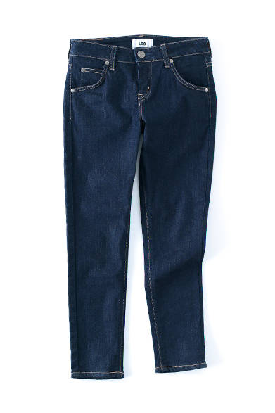 <strong>Lee｜リー</strong><br><br> タイトシルエットのアンクルカットはデニムブランド「リー」の新作。9分丈の仕様は脚長効果を生かせ、“Lee”と刻印した牛革のラベルがポイント。トップスやシャツをINして足元を取入れ、スマートかつ女性らしい着こなしを目指したい。1万4040円 Lee Japan Tel. 03-5604-8948