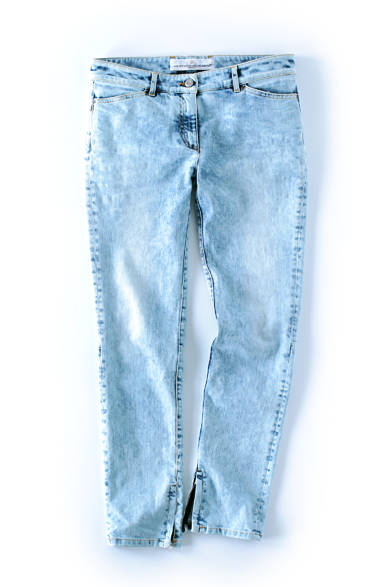 <strong>GOLDEN GOOSE DELUXE BRAND｜ゴールデン グース デラックス ブランド</strong><br><br> ヴェネツィア発のニュークラシックブランド「ゴールデン グース デラックス ブランド」が提案するクロップドジーンズ。ウォッシュによる大胆な色落ちがクールな1本だ。裾のジップや「GGDB DENIME」と大文字で書かれたシルバーのラベルがモードなアクセントに。4万6440円 GOLDEN GOOSE DELUXE BRAND AOYAMA Tel. 03-3486-8860