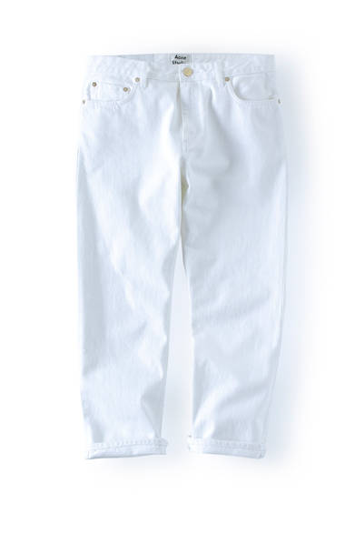 <strong>Acne Studios｜ アクネ ストゥディオズ</strong><br><br> アクネ ストゥディオズのホワイトクロップドジーンズを紹介。ゆとりのあるストレートシルエットにゴールドのリベットを飾り、カジュアルになりすぎずスマートに仕上げている。ギンガムチェックのシャツで春らしく、無地のTシャツに合わせてストリート風に着こなすのもいい。2万7432円 アクネ ストゥディオズ アオヤマTel.03-6418-9923