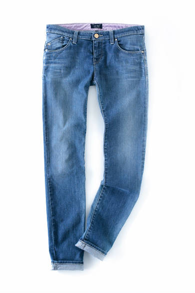 <strong>Armani Jeans｜アルマーニ ジーンズ</strong><br><br> アルマーニ ジーンズのクロップドはソフトなデニム地で作り上げ、優れた着心地を期待できる。ほどよくウォッシュ加工された色落ちが抜け感を演出。何にでもあわせられる、オールラウンドな一本はこれで決まり。4万1040円 ジョルジオ アルマーニ ジャパン Tel. 03-6274-7070