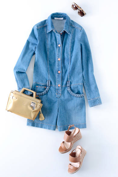 <strong>デニムドレス </strong><br><br>ジャンプスーツ4万5360円（SeeByChloé／クロエ インフォメーションデスク Tel. 03-4335-1750）、バッグ12万9600円（GOLDEN GOOSE DELUXE BRAND／GOLDEN GOOSE DELUXE BRAND AOYAMA Tel. 03-3486-8860）、サンダル2万520円（VINCE CAMUTO／ルック インポート事業部 Tel. 03-3794-9239）、サングラス（スタイリスト私物）