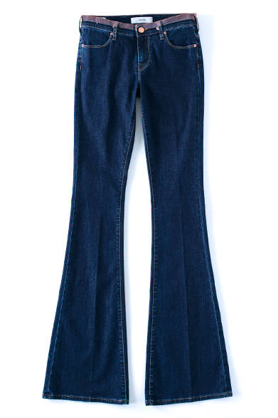 <strong>M.GRIFONI｜エム グリフォーニ</strong><br><br>イタリア発のエム・グリフォーニより、フレアデニムが登場。ウエスト周りにほどこしたブラウンのプリントが特徴的。錆びたゴールドのリペットとステッチは濃紺のデニム地とノスタルジックな味を醸し出す。3万5640円 コロネット Tel. 03-5216-6515 