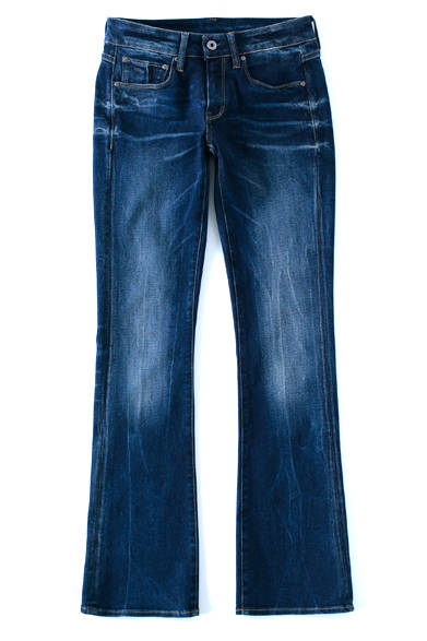 <strong>G-Star RAW｜ジースター・ロゥ</strong><br><br>タフな存在感を放つこのフレアはジースター・ロウのもの。クラシカルな5ポケットのかたちに鮮明な色加工をほどこし、白シャツやライダーズとあわせて辛口なコーディネイトに。1万4040円 G-Star International Tel. 03-5765-3301