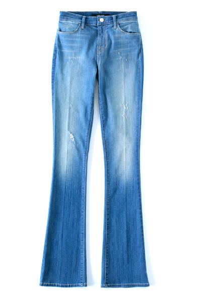 <strong>J BRAND｜ジェイブランド</strong><br><br>ジェイブランドのフレアはヴィンテージ加工に色落ちがグッド。ももから流れるセンター クリースは細長シルエットを強調し、脚長効果が期待できる今季のMUST HAVEだ。3万240円 ワグ インク Tel. 03-5791-1501