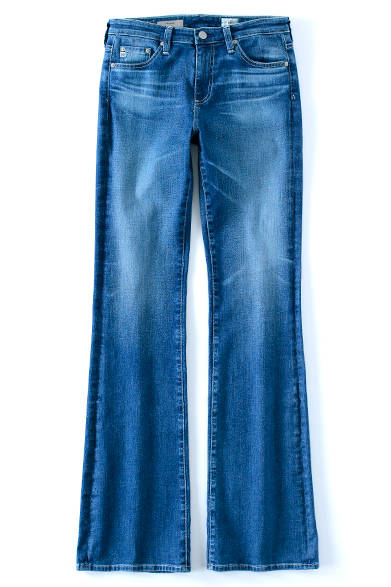 <strong>AG Jeans｜エージージーンズ</strong><br><br>自然な色落ちが魅力的なこのフレアジーンズ。ドットや花柄のブラウスを合わせて、フェミニンなレトロスタイルに。厚底のサンダルや黒いフレームめがねを小物でピックし、トレンドの70’sガールを上手に演出しよう。3万5640円 エージー ジャパン Tel. 03-3479-5260