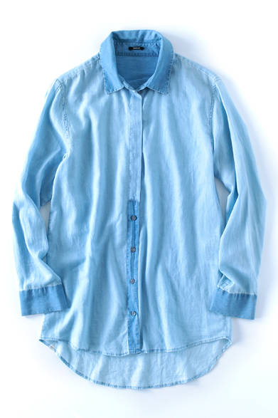<strong>Denham｜デンハム</strong><br><br>シャンブレー地で作り上げたこのシャツは、アムステルダム発のデニムブランド「デンハム」のもの。柔らかいな素材感とリラックスしたフォルムが抜群の着心地を与えてくれる。少し濃色のスキニーとマッチし、ラフな休日スタイルに。デンハム ジャパン 2万9592円 Tel. 03-3496-1086