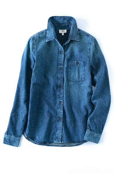 <strong>AG Jeans｜エージー ジーンズ</strong><br><br>AGからすっきりとした細身のデニムシャツが登場。カジュアルなデニム素材ときれい目なデザインが絶妙なバランスに。抑えめのウォッシュ加工はさまざまなコーディネイトに合わせやすく、春夏シーズンに大活躍してくれそうな1枚。2万1600円エージー ジャパン Tel. 03-3479-5260