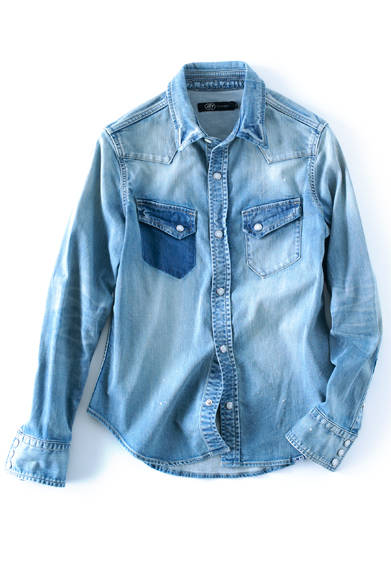 <strong>JET｜ジェット</strong><br><br>先月、日本に上陸したセレクトショップ「FRED SEGAL」の元バイヤーJohn Eshayaが手がけたデニムブランド「ジェット」。抜け感のある色落ちと、さりげなく飛び散った白いペイントがポイント。ホワイトジーンズやデニムショーツと合わせ、西海岸のリラックススタイルを実践しよう。1万8360円 JET Roppongi  Tel. 03-3470-1375 