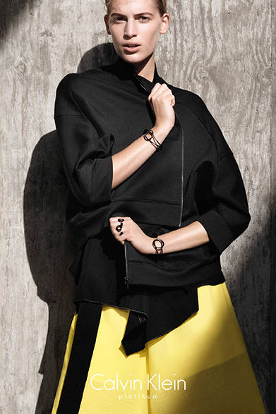 ジャケット5万9400円、ボトムス5万1840円