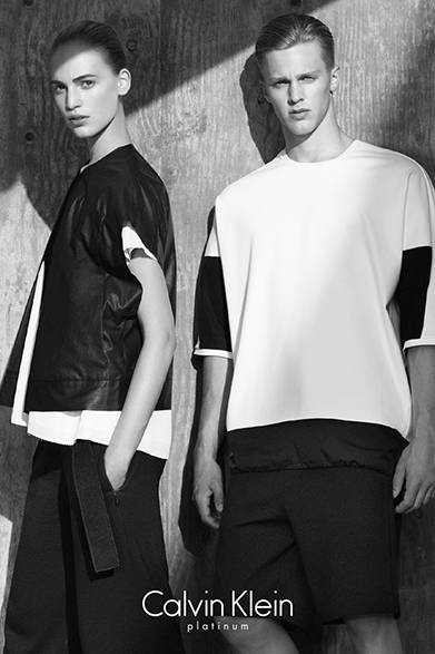 写真左、ボトムス3万1320円。写真右、プルオーバー2万4840円