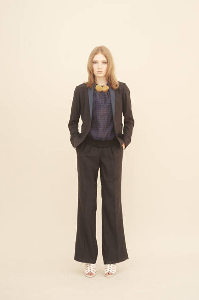 <strong>m's braque｜エムズ ブラック</strong><br />ジャケット9万2880円、ブラウス4万9680円、パンツ5万2920円