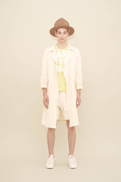 <strong>m's braque｜エムズ ブラック</strong><br />コート8万5320円、Tシャツ1万6200円、ショーツ2万9160円