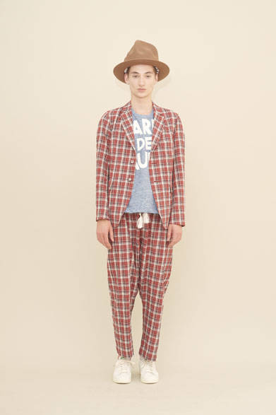 <strong>m's braque｜エムズ ブラック</strong><br />ジャケット6万3720円、Tシャツ1万6200円、パンツ3万5640円