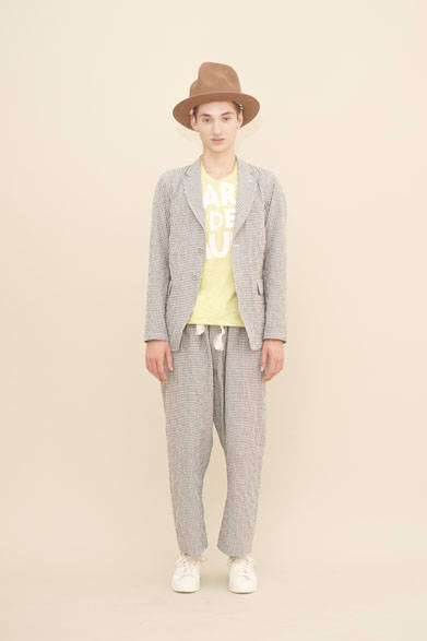 <strong>m's braque｜エムズ ブラック</strong><br />ジャケット6万3720円、Tシャツ1万6200円、パンツ3万5640円