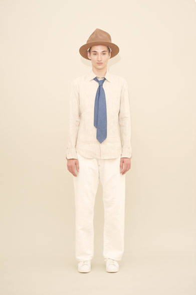 <strong>m's braque｜エムズ ブラック</strong><br />シャツ2万8080円、ネクタイ3万1320円、パンツ3万6720円