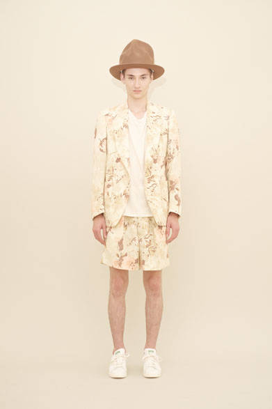 <strong>m's braque｜エムズ ブラック</strong><br />ジャケット9万2880円、Tシャツ1万6200円、ショーツ3万240円