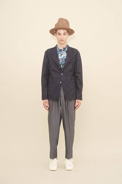 <strong>m's braque｜エムズ ブラック</strong><br />ジャケット7万9920円、シャツ2万9160円、パンツ2万9160円