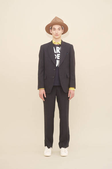 <strong>m's braque｜エムズ ブラック</strong><br />ジャケット12万7440円、シャツ3万3480円、Tシャツ1万6200円、パンツ5万2920円