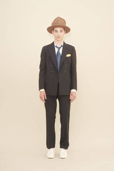 <strong>m's braque｜エムズ ブラック</strong><br />ジャケット8万4240円、シャツ3万3480円、ネクタイ3万1320円、パンツ3万6720円
