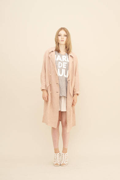 <strong>m's braque｜エムズ ブラック</strong><br />コート8万5320円、Tシャツ1万6200円、ショーツ3万240円